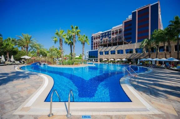 Bazén a budova hotelu Kamelya v Side
