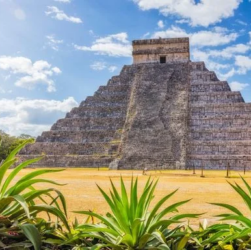 Mayská pyramida Chichén Itzá na Yucatánu, Mexiko