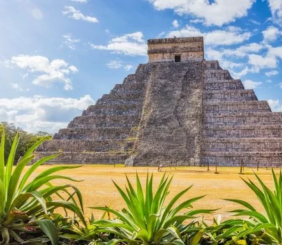 Mayská pyramida Chichén Itzá na Yucatánu, Mexiko