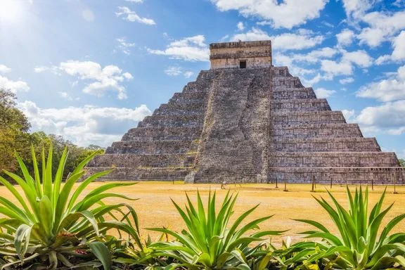 Mayská pyramida Chichén Itzá na Yucatánu, Mexiko