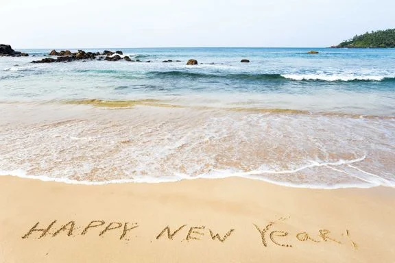 Nápis Happy New Year v písku na tropické pláži